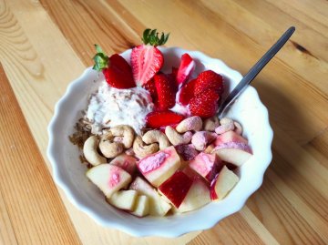 Ovesné vločky s jogurtem, ovocem a Acerolou